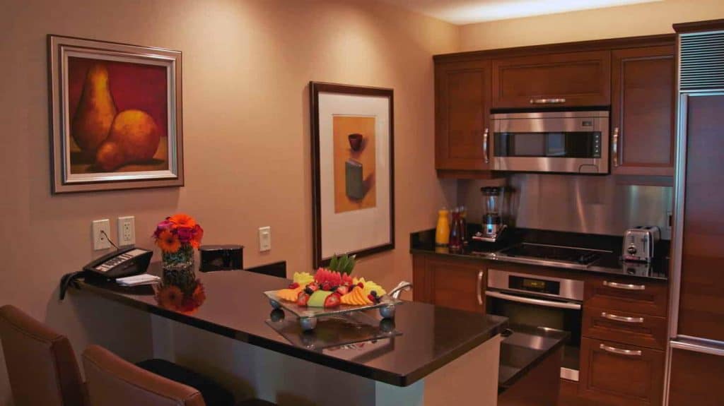 Signature Suites One Bedroom Kitchenette With Fruit And Flowers .image .1488.836.high  1024x575 